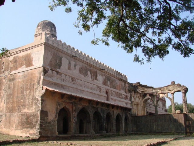 1. Malik Mughith Masjid (1432)