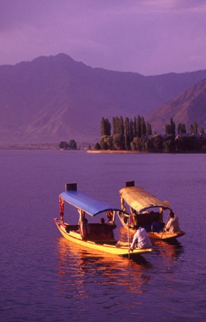 Шикхары на озере Дал