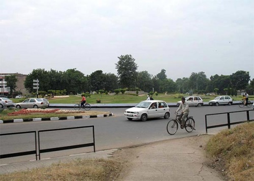 Перекрестки между секторами сделаны в виде кольцевых развязок, каждое такое кольцо это уникальный элемент ландшафтного дизайна. Перекрестки между секторами сделаны в виде кольцевых развязок, каждое такое кольцо это уникальный элемент ландшафтного дизайна.