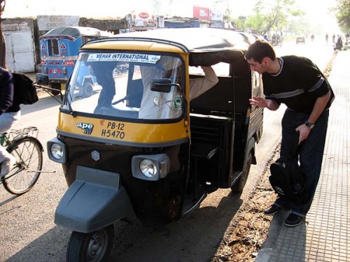 Любимый вид транспорта – моторикша. «Пандра и точка! А то не поедем!» Любимый вид транспорта – моторикша. «Пандра и точка! А то не поедем!»