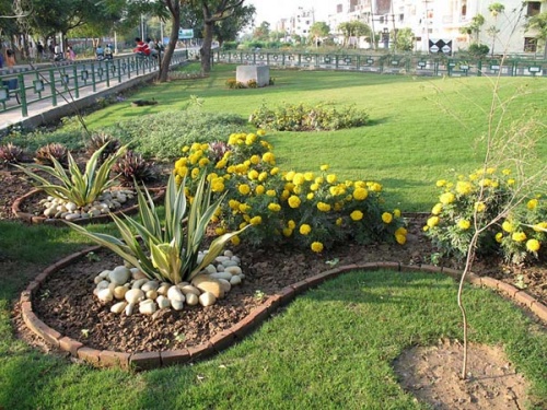 В городе очень много открытых мест, газонов с причудливым оформлением и цветами. В городе очень много открытых мест, газонов с причудливым оформлением и цветами.