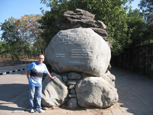 Придорожный камень, надпись гласит: «Направо поидешь – в Рок-гарден попадешь» Придорожный камень, надпись гласит: «Направо поидешь – в Рок-гарден попадешь»