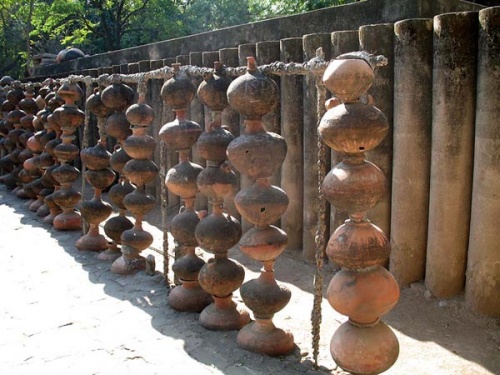 И вот начинаются удивительные воплощения фантазии Нека Чанда. Галерея из старых кувшинов. И вот начинаются удивительные воплощения фантазии Нека Чанда. Галерея из старых кувшинов.