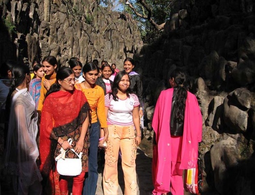 А это индийские девушки гуляют. А это индийские девушки гуляют.