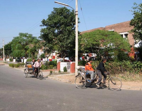 А это район попроще, двухэтажные дома с квартирами. А это район попроще, двухэтажные дома с квартирами.