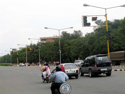 Светофоры тут тоже не редкость, еще и со счетчиком времени. Светофоры тут тоже не редкость, еще и со счетчиком времени.
