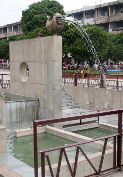 Центральная площадь - сектор 17. Это центр shoping-a, развлечений и просто народных гуляний. Здесь всегда многолюдно, с утра до позднего вечера. Центральная площадь - сектор 17. Это центр shoping-a, развлечений и просто народных гуляний. Здесь всегда многолюдно, с утра до позднего вечера.