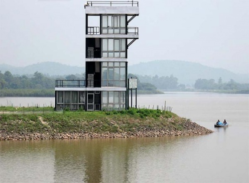 Солнце... вода... горы на горизонте, красота! Вот только цвет воды слегка напоминает кофе с молоком :-) Солнце... вода... горы на горизонте, красота! Вот только цвет воды слегка напоминает кофе с молоком :-)