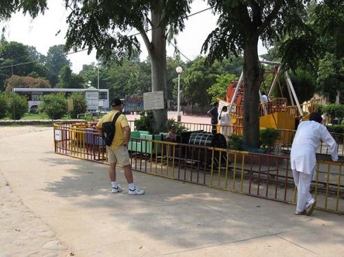 На набережной множество развлечений: качели, карусели, мороженое... На набережной множество развлечений: качели, карусели, мороженое...