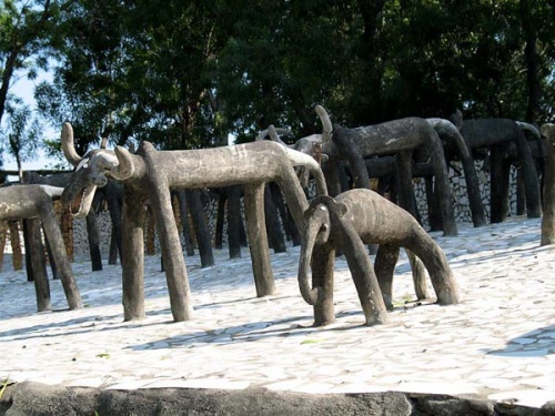 Слоники и коровки из цемента. Слоники и коровки из цемента.