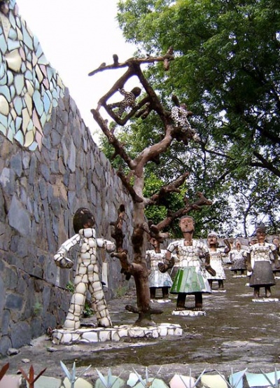 Большинство фигурок сделано из керамических осколков. Большинство фигурок сделано из керамических осколков.