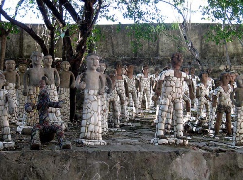 Тут и бывшие чашки, и тарелки, и обломки браслетиков. В дело сгодилось все... Тут и бывшие чашки, и тарелки, и обломки браслетиков. В дело сгодилось все...