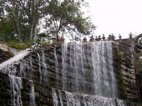 Жители большого водопада издалека приветствуют гостей. Жители большого водопада издалека приветствуют гостей.