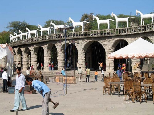 А это главная площадь: лошадки, качели, аттракционы и просто народные гуляния А это главная площадь: лошадки, качели, аттракционы и просто народные гуляния