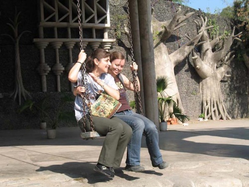 Ну, просто невозможно пройти мимо качелей :-)) Ну, просто невозможно пройти мимо качелей :-))