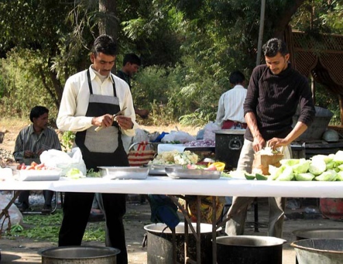 Трудолюбивые индусы готовят угощения к празднику. Трудолюбивые индусы готовят угощения к празднику.