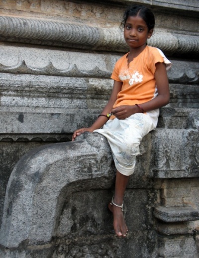 В храме Шивакамасундари. Дочка уборщицы