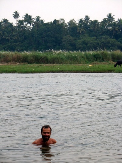 купание в реке около Калади