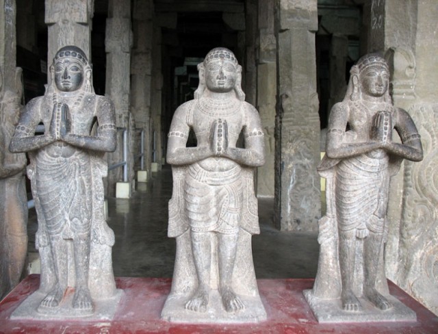 Статуи приветствуют посетителей. Храм Минакши, Мадураи