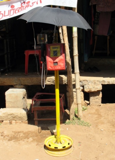 Уличный телефон под зонтиком. Танжавур