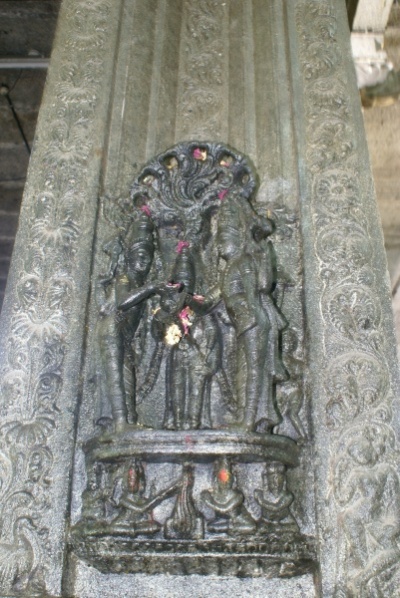 Храм Шри Экамбаранатха; Барельеф, рассказывающий о свадьбе Шивы и Павати