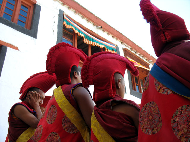 Монахи-красношапочники, монастырь Пьянг, Ладакх