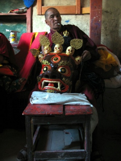 «за кулисами» танца масок, монастырь Пьянг, Ладакх