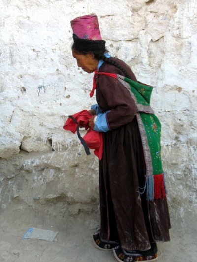 Ладакхская бабушка в ладакхском костюме