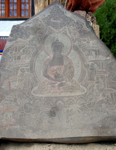 Резьба по камню, около одного из залов монастыря Пьянг