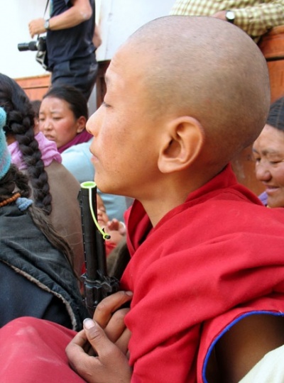 Молодой монах с пистолетом. А вы говорите – ахимса…