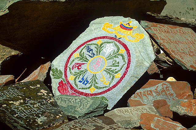 Стена мани в долине р. Каргьяк. Фрагмент. Стена мани в долине р. Каргьяк. Фрагмент.