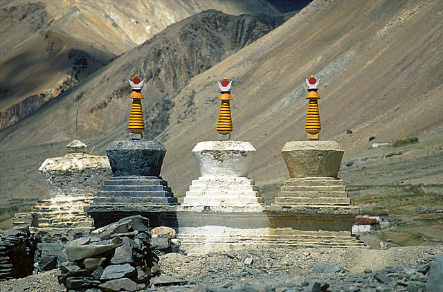 Чортены в долине р. Каргьяк. Чортены в долине р. Каргьяк.