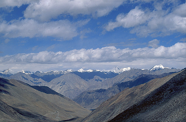 Вид с пер. Кардунг-Ла на долину р. Набра и хр. Каракорум. Вид с пер. Кардунг-Ла на долину р. Набра и хр. Каракорум.
