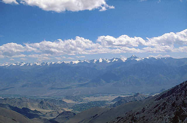 Вид с пер. Кардунг-Ла на долину р. Инд, г. Лех, хр. Сток и Занскар. Вид с пер. Кардунг-Ла на долину р. Инд, г. Лех, хр. Сток и Занскар.