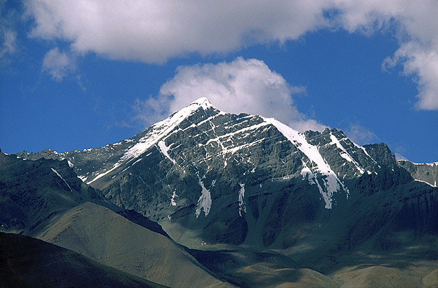 Вид на г. Сток-Кангри (6123 м) с пер. Мато-Ла. Вид на г. Сток-Кангри (6123 м) с пер. Мато-Ла.