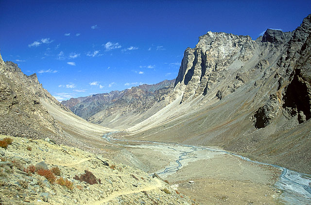 Вид на котловину Лаконг с подъема к пер. Шинго-Ла. Вид на котловину Лаконг с подъема к пер. Шинго-Ла.