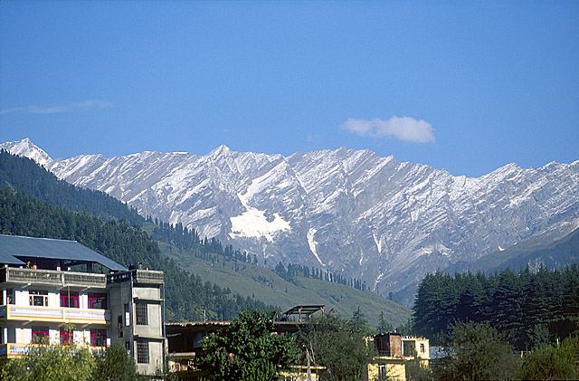 Последний муссонный снег на горах в районе г. Манали. Последний муссонный снег на горах в районе г. Манали.