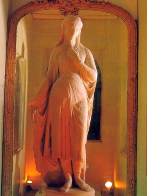 Статуя Ребекки в музее Саларджанг