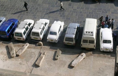 Раньше здесь был паркинг для слонов, а теперь - для автомобилей Раньше здесь был паркинг для слонов, а теперь - для автомобилей