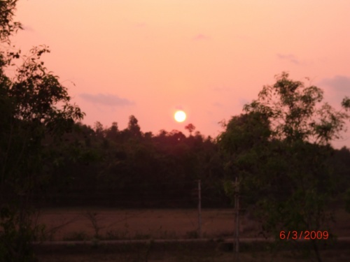 Опять закат. Стоим на платформе в Канаконе... Опять закат. Стоим на платформе в Канаконе...