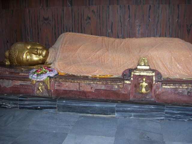 Кушинагар Статуя Будды в Храме Махапаранирваны Будды