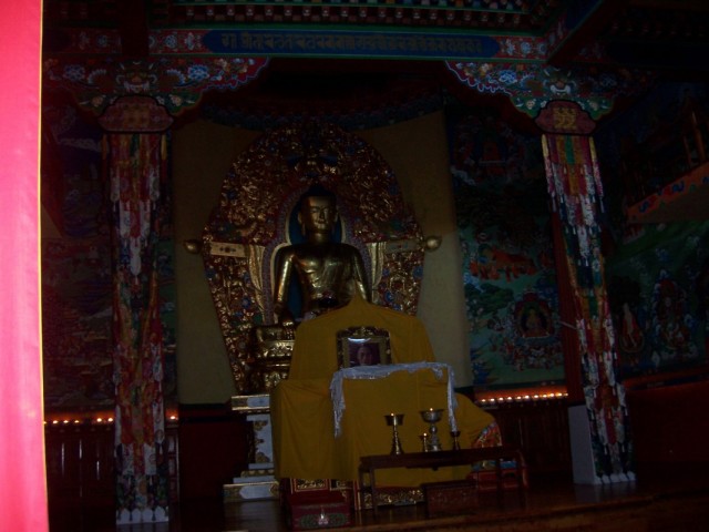 Дхарамсала Статуя Будды и фотография Е.С. Далай Ламы в Норбулинке