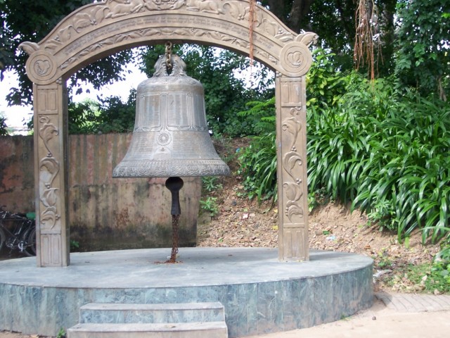 Кушинагар Колокол около Храма Махапаранирваны Будды