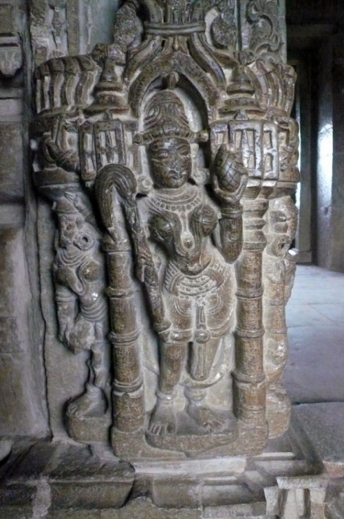 Скульптура внутри Джая Стамбха Скульптура внутри Джая Стамбха