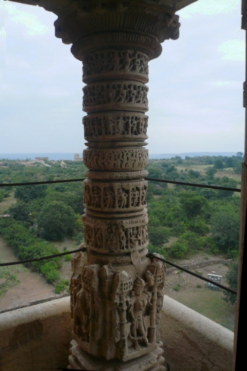 Скульптура в Джая Стамбха Скульптура в Джая Стамбха