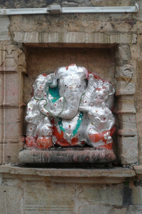 Ганеш - с женами. Хобот - направо Ганеш - с женами. Хобот - направо