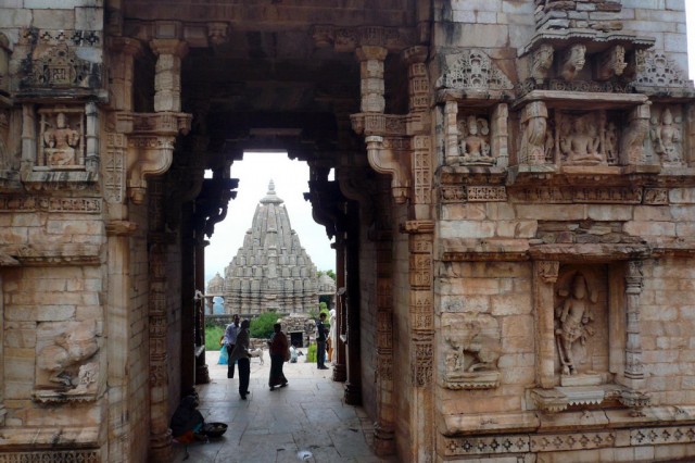 Вход в храмовый комплекс возле Джая Стамбха Вход в храмовый комплекс возле Джая Стамбха
