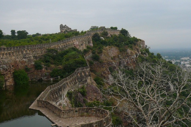 Вид от водоема Гомукх Вид от водоема Гомукх