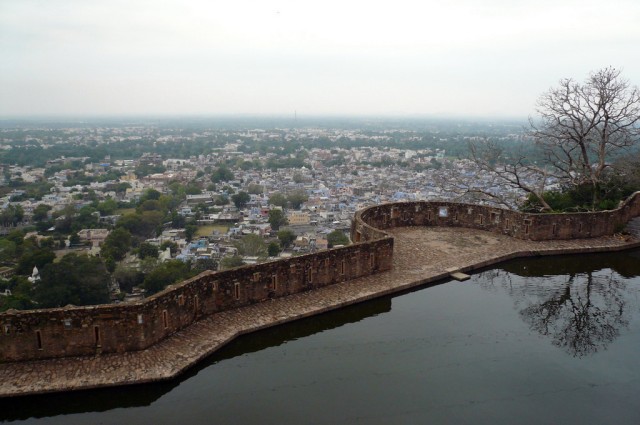 Вид на город от водоема Вид на город от водоема