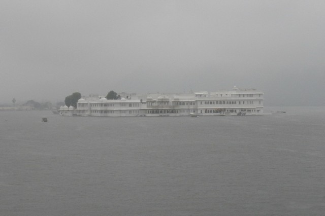 Озерный дворец под дождем Озерный дворец под дождем